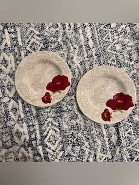 Laurie Gates Dahlia Plates 9.5” Salad Or Pasta White Red Black Set of 2